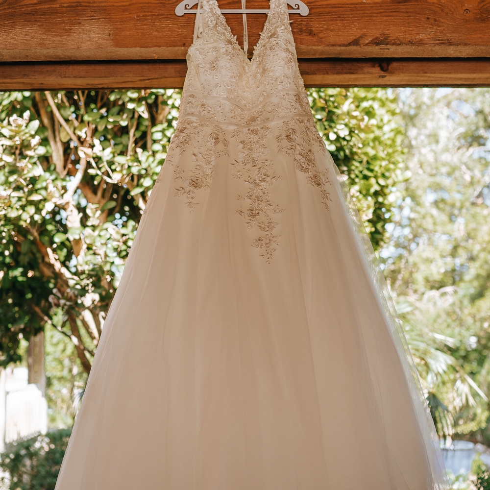 Elegant Ivory Lace Wedding Dress